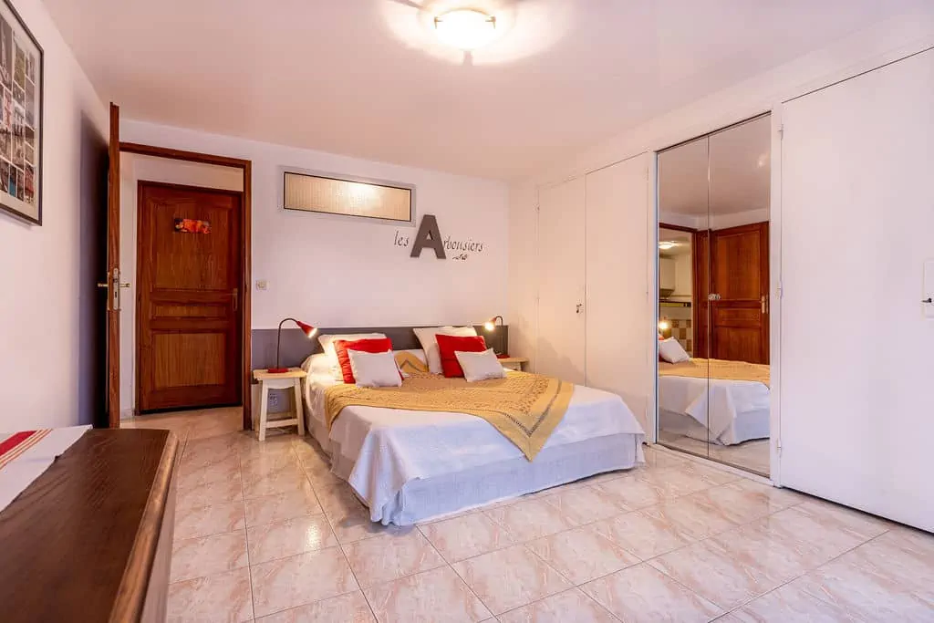 Chambre avec rangements