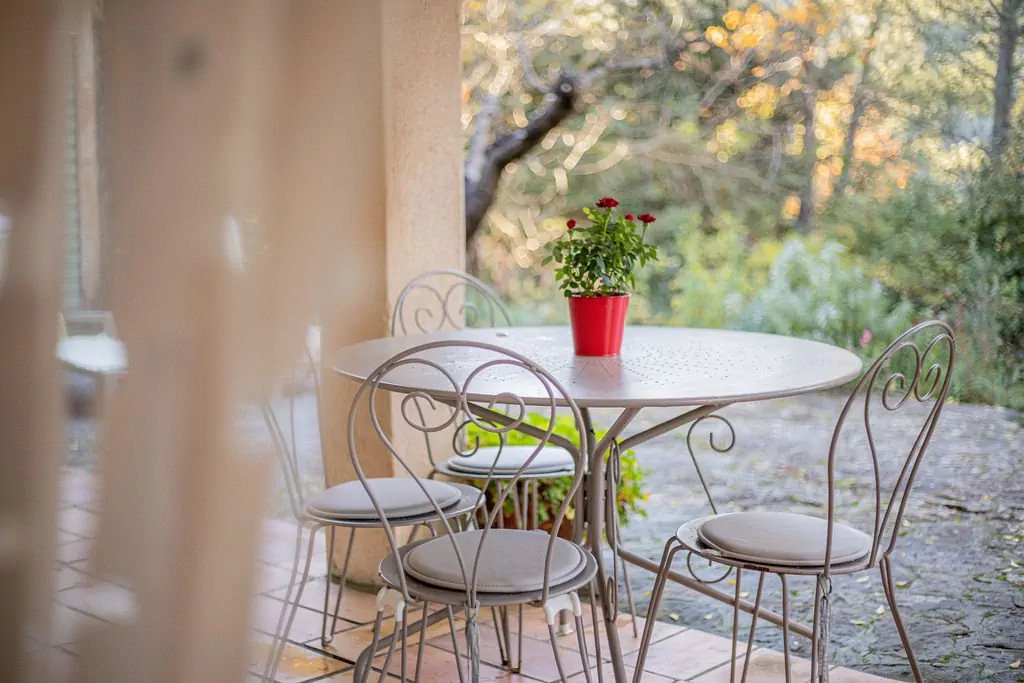 Arbousiers et terrasse